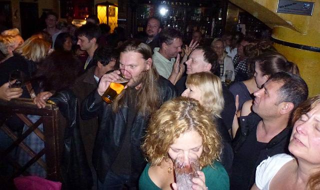 Kilians Speedwatcher Party 70.jpg - Und noch schnell einen Schluck ;)
